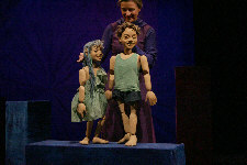 Max und Mimi auf dem Baumstamm am wilden Fluss (C) Udo Mierke 2013