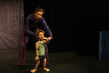 Max pfeift jemanden hinterher - (C) Cassiopeia TheaterVerlag Mierke