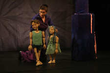 Max und Mimi am geschm�ckten Weidenbaum - (C) Cassiopeia TheaterVerlag Mierke