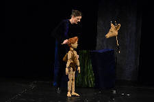 Sammy streitet mit Hirschvater Roland. (C) by Cassiopeia Theater