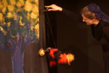 Der Feuervogel pickt an den goldenen Äpfelchen. (C) by Cassiopeia Theater