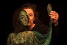 Iwan Zarewitsch winkt dem Feuervogel hinterher.  (C) by Cassiopeia Theater