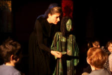 Iwan Zarewitsch ber�hrt die versteinerten im Garten.  (C) by Cassiopeia Theater