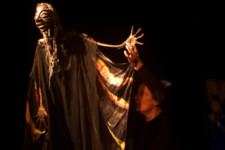 Kastschei fliegt durch die L�fte. (C) by Cassiopeia Theater