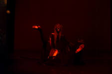 M�de vom Tanz f�llt das Ungeheuer zu Boden.. (C) by Cassiopeia Theater