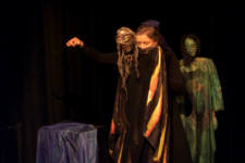 Die Wunderorgel zieht Kastschei in ihren Bann. (C) by Cassiopeia Theater