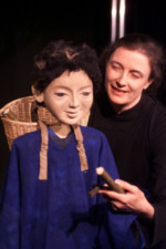 Jutaro sammelt Holz. (C) by Cassiopeia Theater