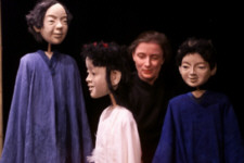 Tsuru und Jutaro spielen mit dem Gro�vater. (C) by Cassiopeia Theater