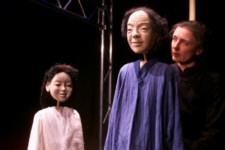 Gro�vater erz�hlt Tsuro von der Not. (C) by Cassiopeia Theater