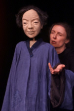 Gro�vater Koshitio macht sich Sorgen um Tsuru. (C) by Cassiopeia Theater