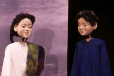 Tsuro zeigt Jutaro das Tausendkranichfederntuch . (C) by Cassiopeia Theater