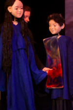 Die vornehme Dame pr�ft das Tuch. (C) by Cassiopeia Theater