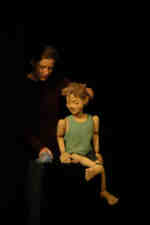 Max berichtet Mimi aus der Zeitung  (C) Cassiopeia TheaterVerlag Mierke