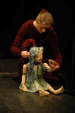 � und sie entdeckt, dass sie nicht mehr so klein ist wie eine Haselnuss, sondern Menschengro�  (C) Cassiopeia TheaterVerlag Mierke