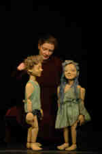 Die Birkenelfe Mimi und der Menschenjunge Max besprechen ihre Aufgaben  (C) Cassiopeia TheaterVerlag Mierke