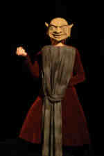 Er sieht nun seine Chance an die Elfensch�tze zu gelangen  (C) Cassiopeia TheaterVerlag Mierke