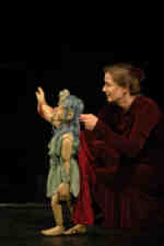 Mimi hat einen Mantel und ein Handy von Max bekommen und winkt ihm zum Abschied  (C) Cassiopeia TheaterVerlag Mierke