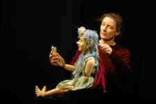 Mimi macht Station und liest im Elfenbuch (C) Cassiopeia TheaterVerlag Mierke