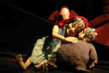 Nach langer Wanderung schlafen sie ersch�pft ein.  (C) Cassiopeia TheaterVerlag Mierke