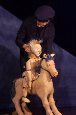 Der Kobold ärgert das pferdchen (C) by Cassiopeia Theater Claudia Hann & Udo Mierke